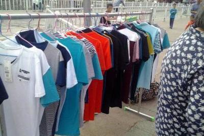 地?cái)偡b生意遇冷？根源在于貨源策略的缺失